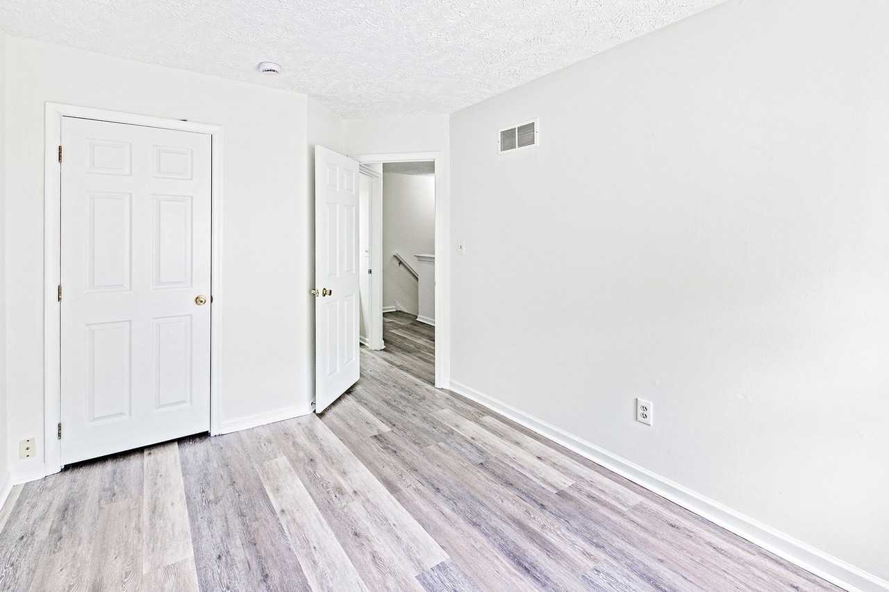 424 Woodstock Ln - Photo 6 of 18