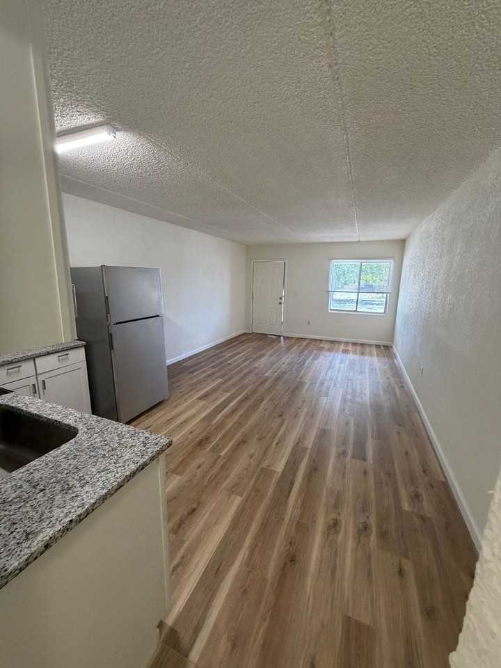 Driftwood Apartments 1280 Whitfield Ave · Sarasota, FL 34243 - Photo 7 of 9