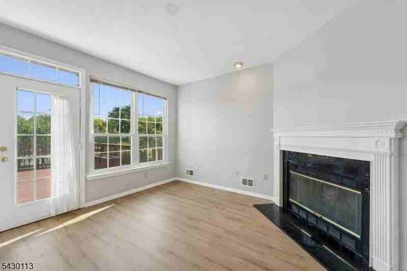11 Cottage Pl - Photo 4 of 25