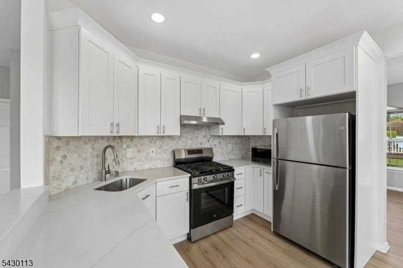 11 Cottage Pl - Photo 6 of 25