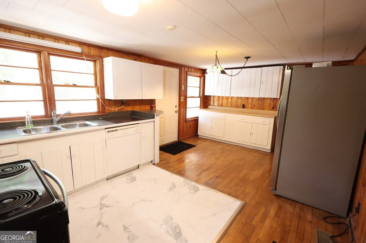 140 Bell Ave Se - Photo 5 of 33