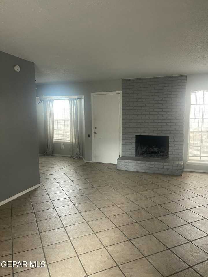 8614 Mettler Dr - Photo 3 of 9