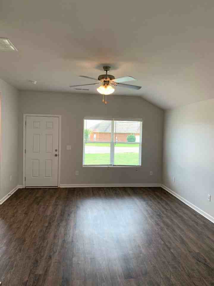 310 Tiffany Ln - Photo 5 of 22