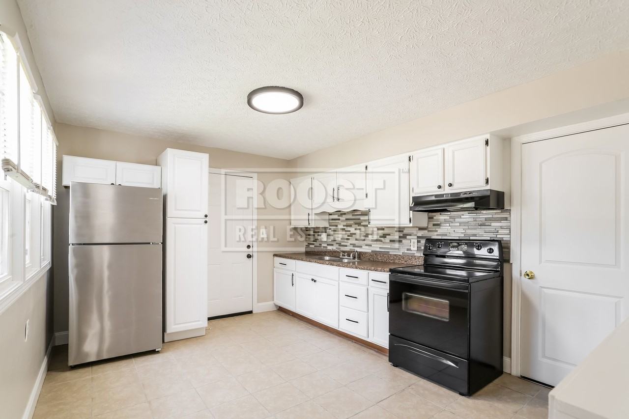 1154 Miller Ave - Photo 5 of 10