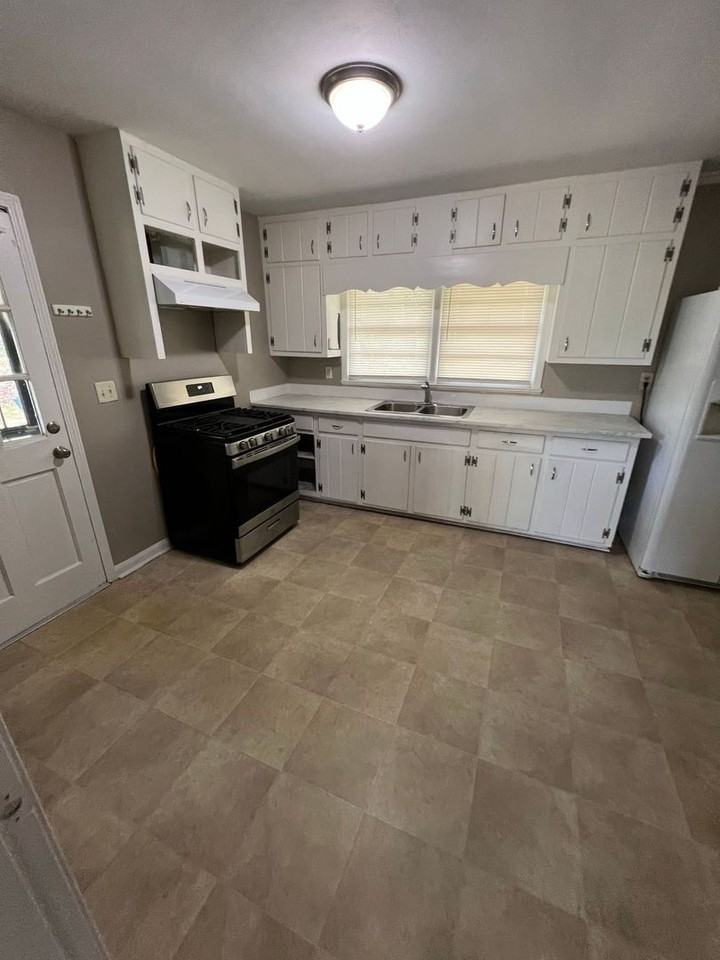 1958 Prospect Rd - Photo 5 of 14
