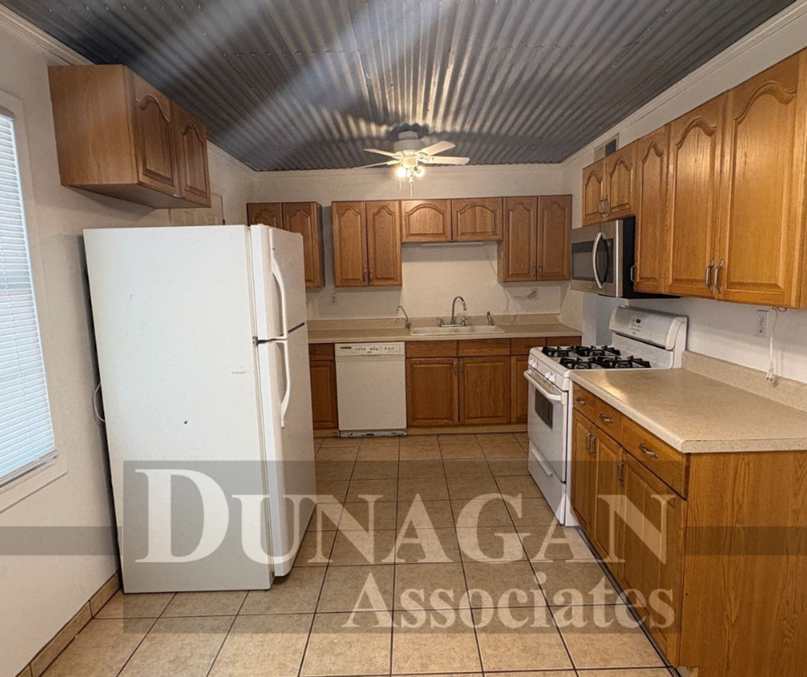 1020 Birch Ln - Photo 2 of 11