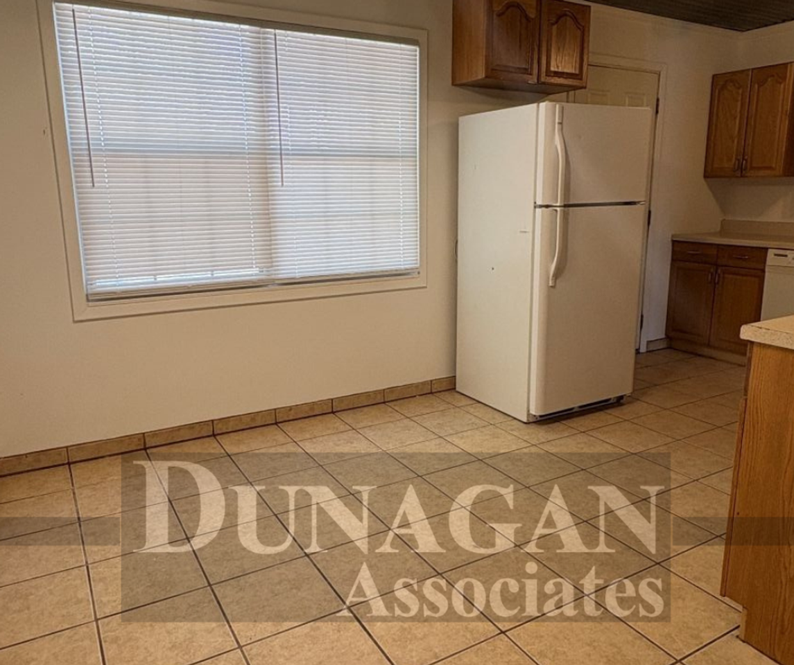 1020 Birch Ln - Photo 3 of 11