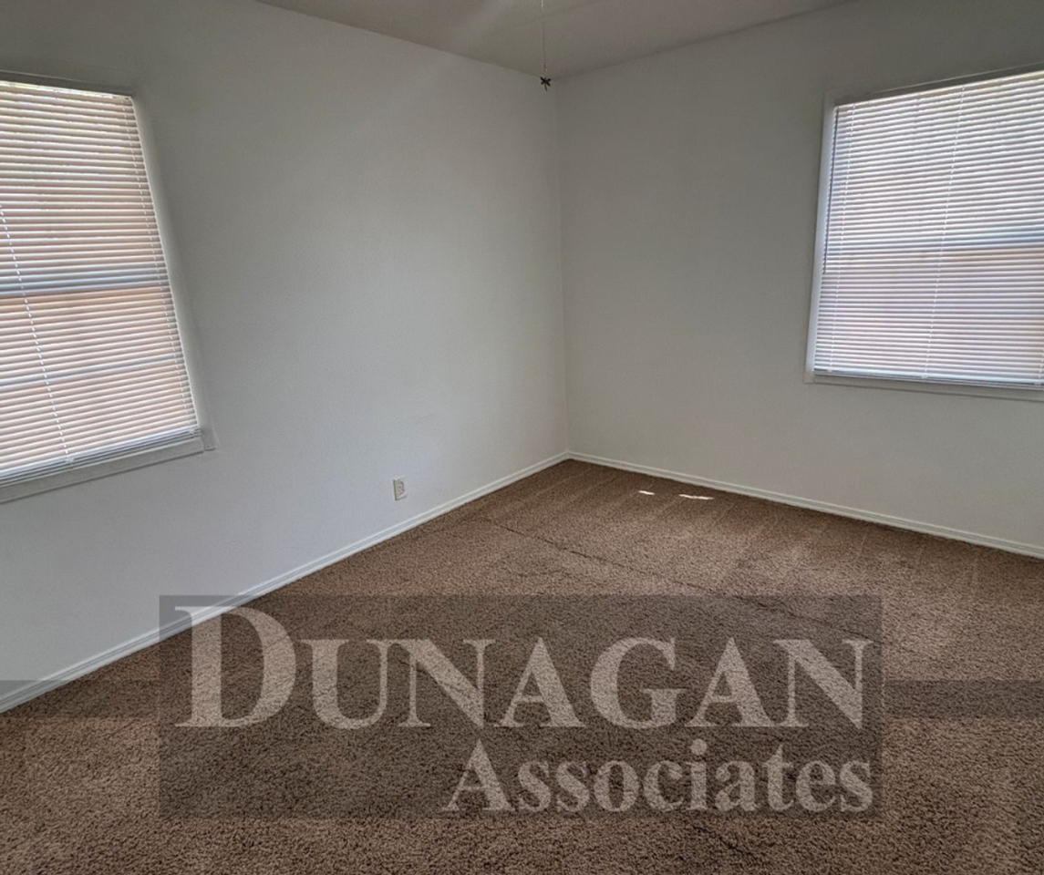 1020 Birch Ln - Photo 4 of 11
