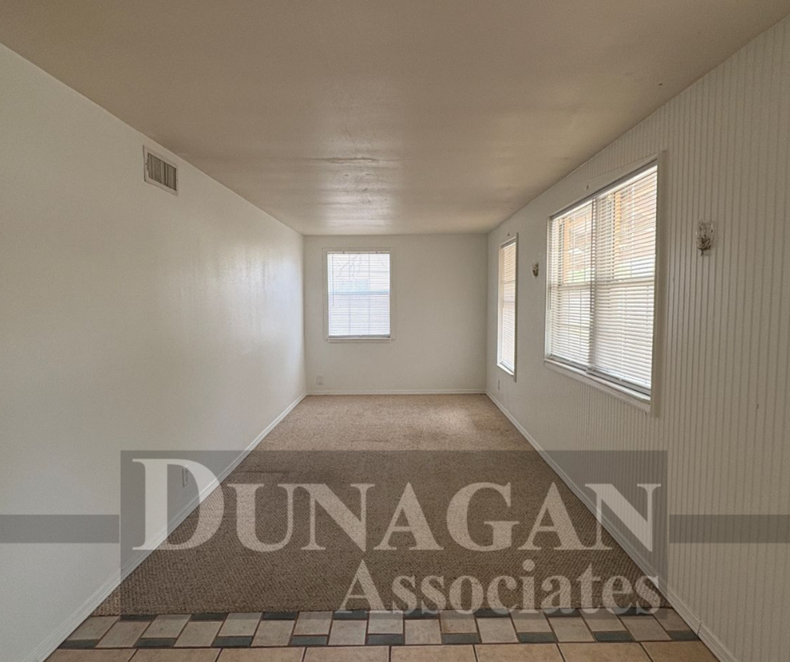 1020 Birch Ln - Photo 6 of 11