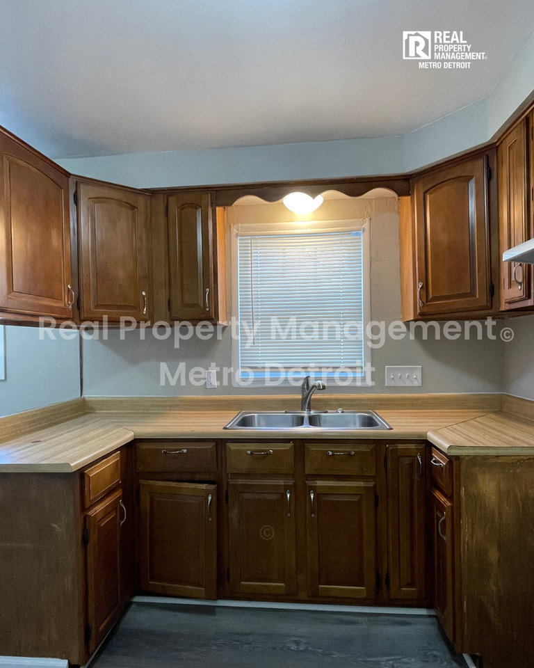 1173 Featherstone Rd - Photo 6 of 14