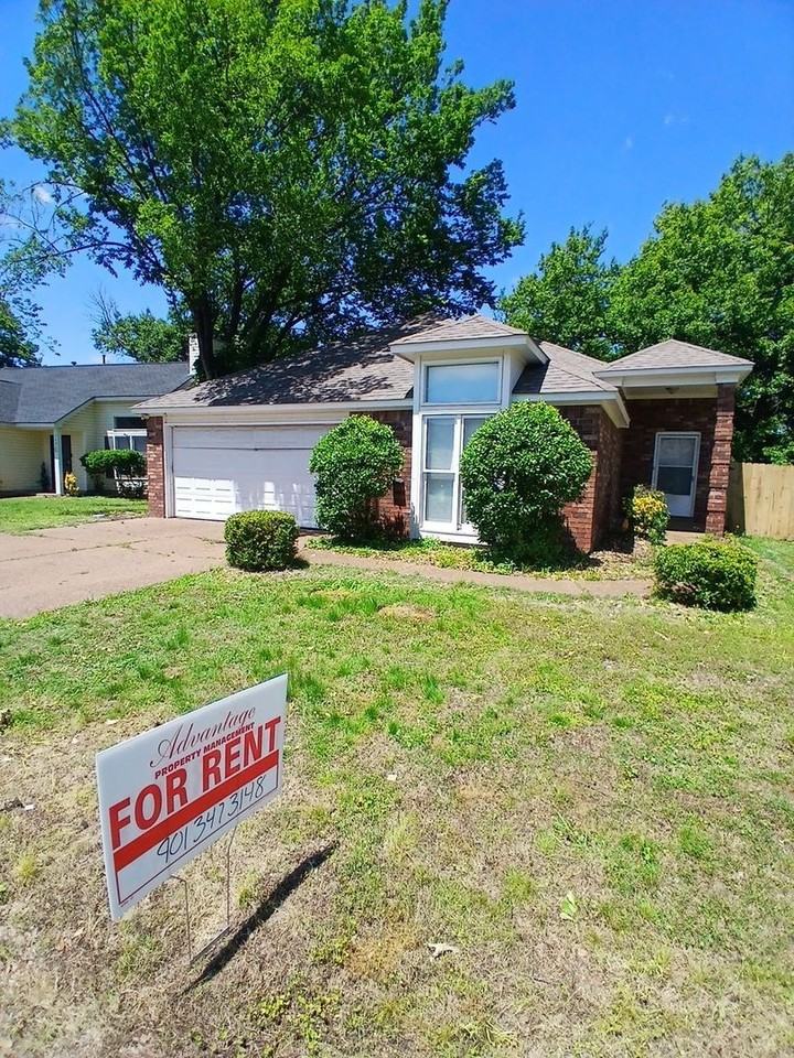 2689 Bay Pointe Cir N - Photo 2 of 12