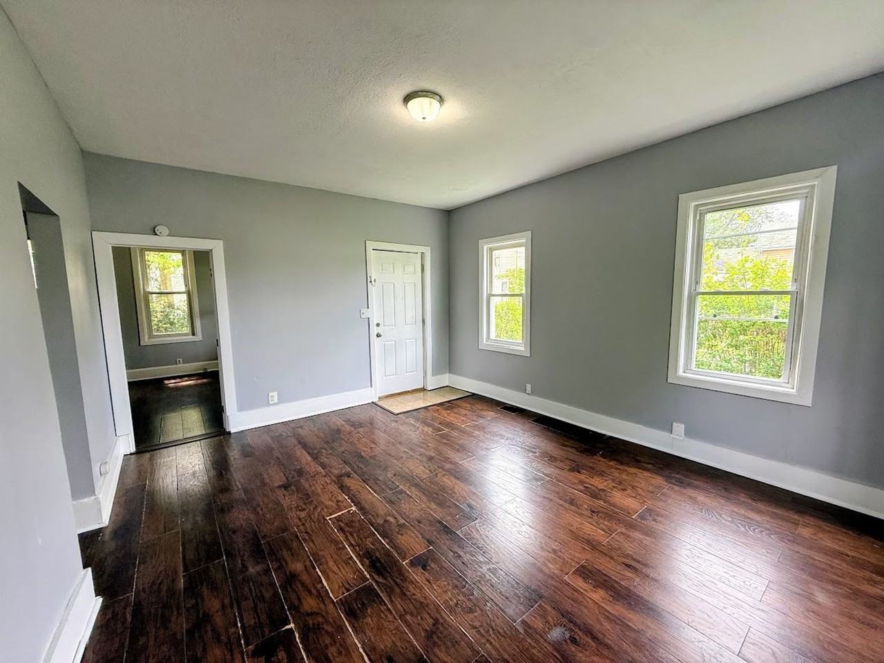 316 Young Ave Ne - Photo 3 of 11