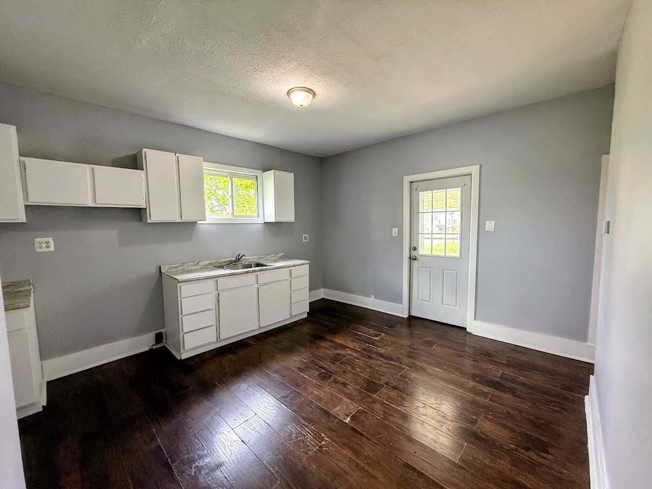 316 Young Ave Ne - Photo 4 of 11