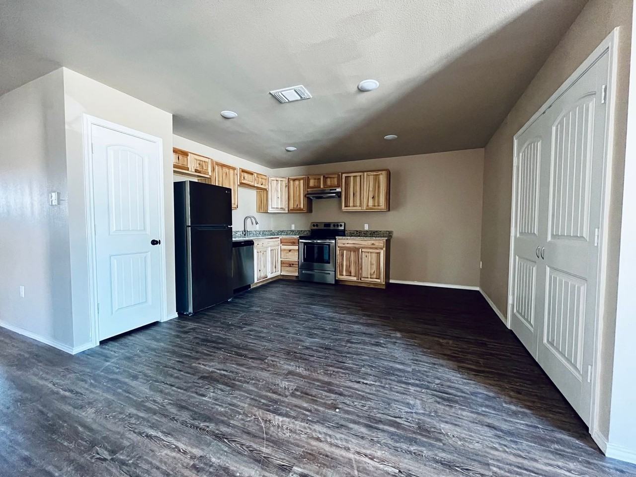 2502 N Avenue P - Photo 4 of 11