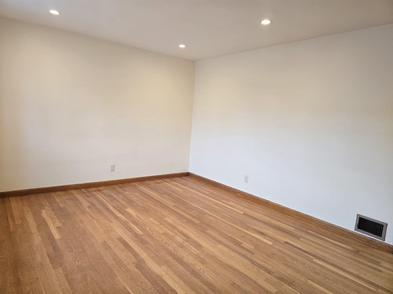 701 4th St - Photo 3 of 20