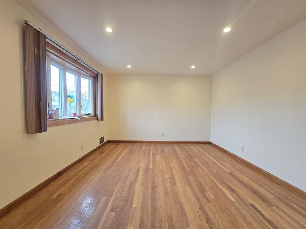 701 4th St - Photo 5 of 20