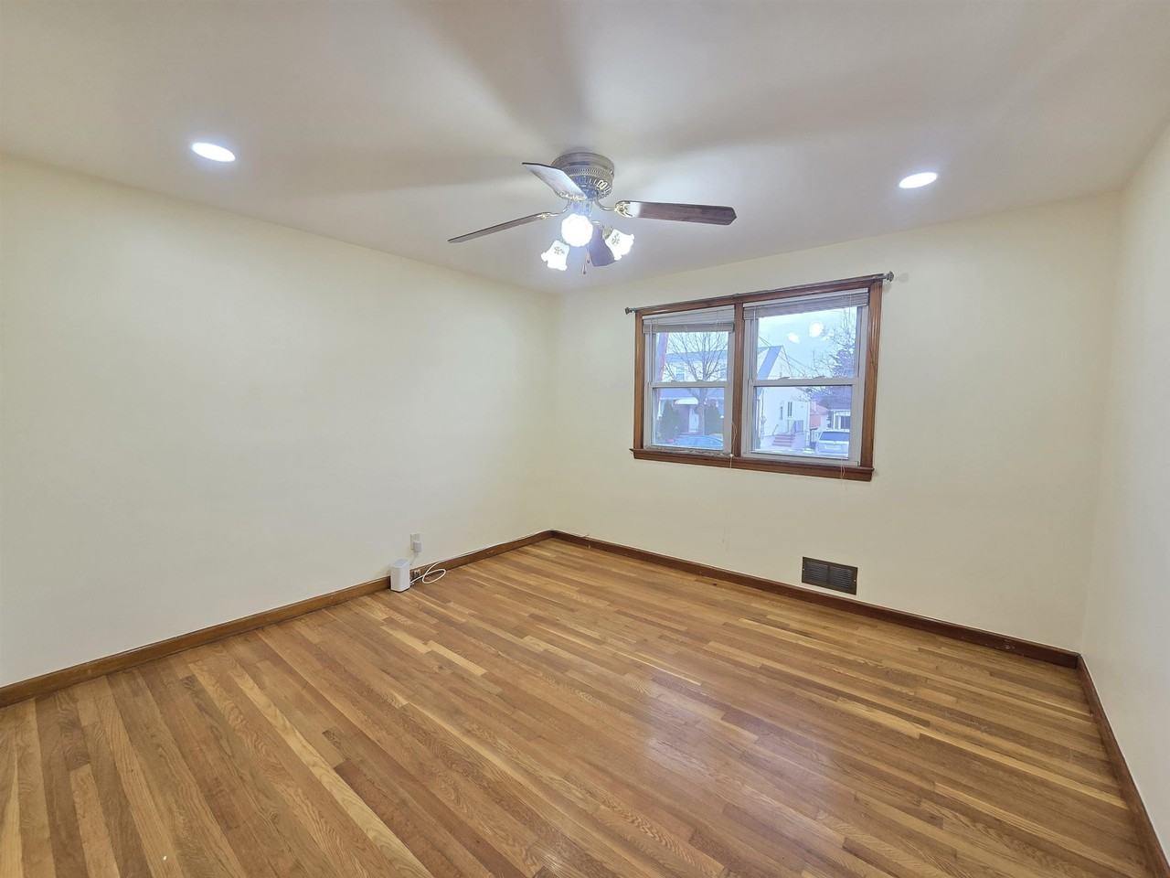 701 4th St - Photo 6 of 20