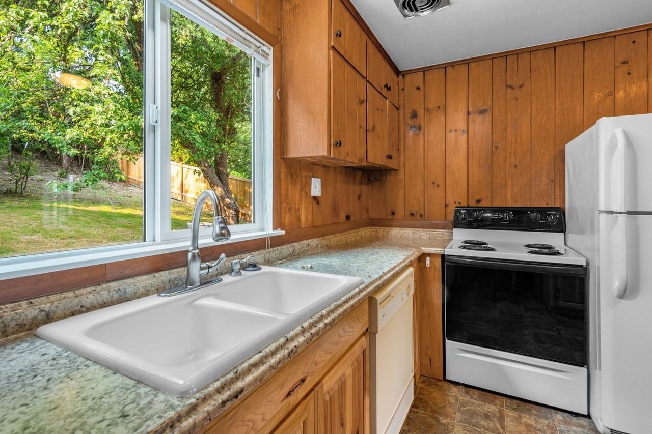 1348 6th St - Photo 6 of 18