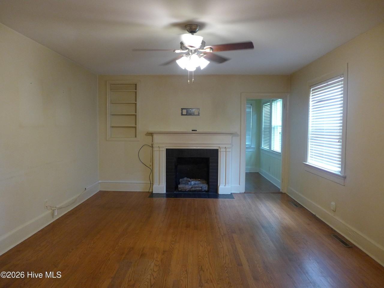 1103 E Mulberry St - Photo 3 of 5