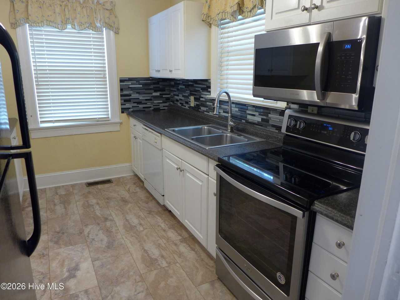 1103 E Mulberry St - Photo 4 of 5