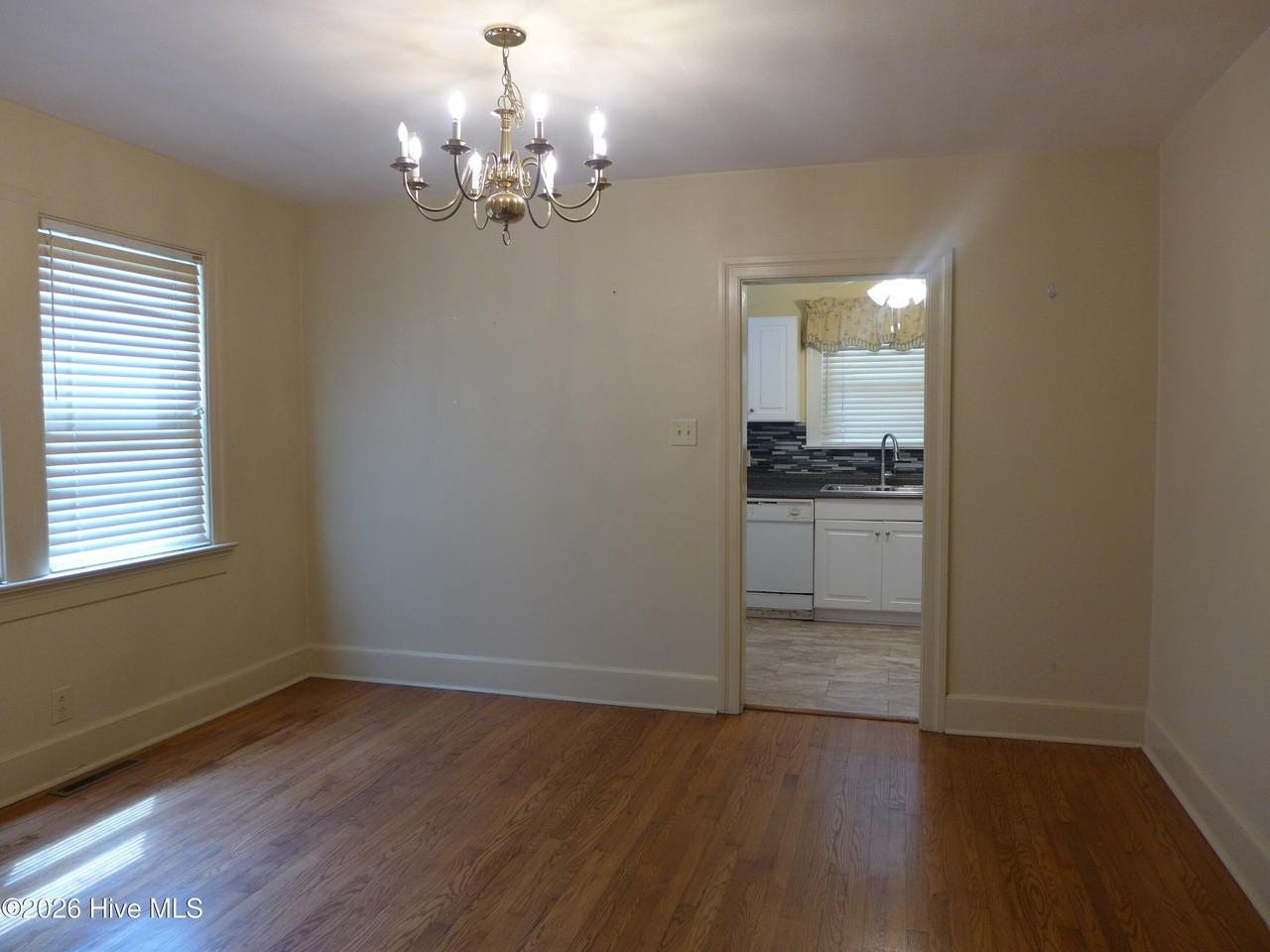 1103 E Mulberry St - Photo 5 of 5