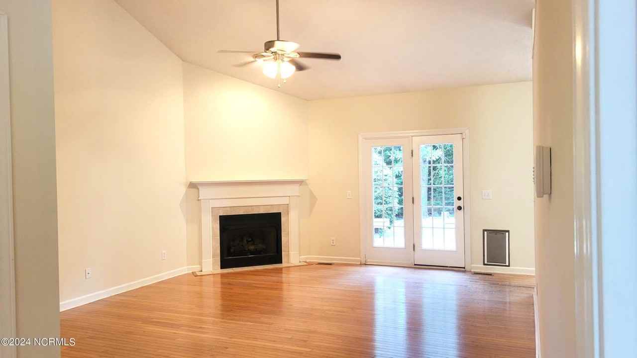 235 W Hedgelawn Way - Photo 4 of 44