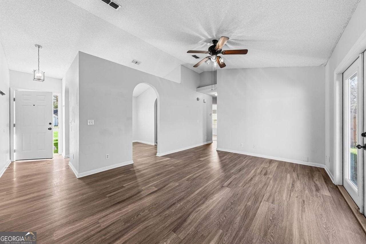 401 Maggie Way - Photo 2 of 22