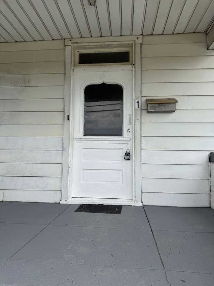 1117 N B St - Photo 2 of 9