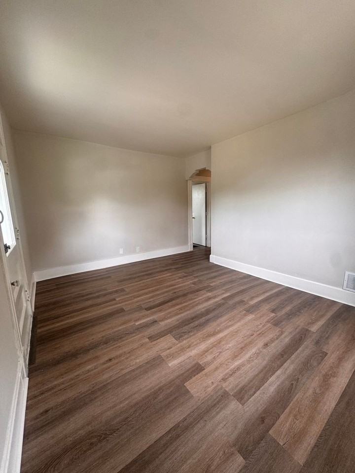 1117 N B St - Photo 3 of 9