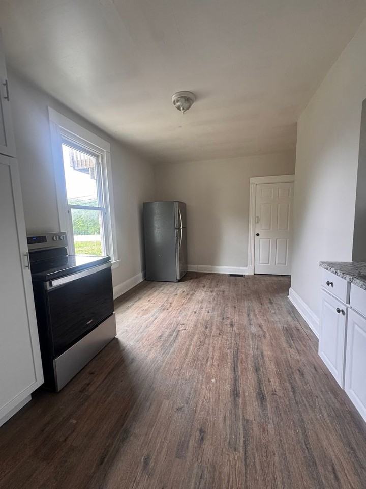 1117 N B St - Photo 4 of 9
