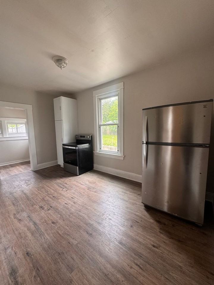1117 N B St - Photo 5 of 9