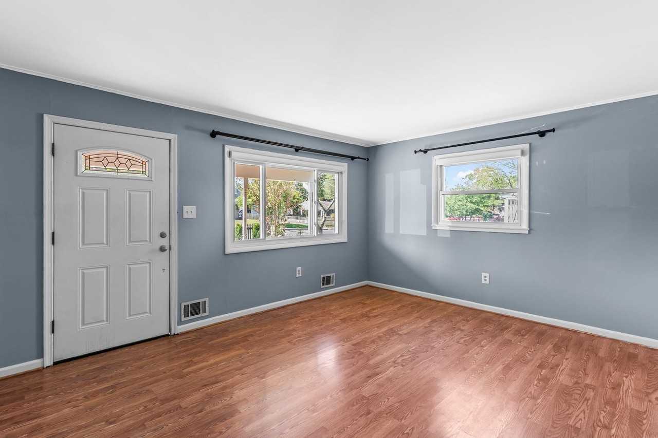 7596 Amherst Dr - Photo 4 of 27