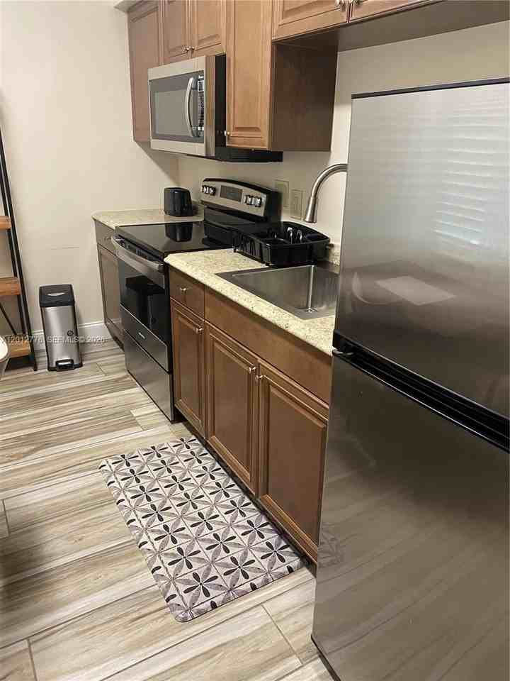 326 Roosevelt St #1 - Photo 5 of 10