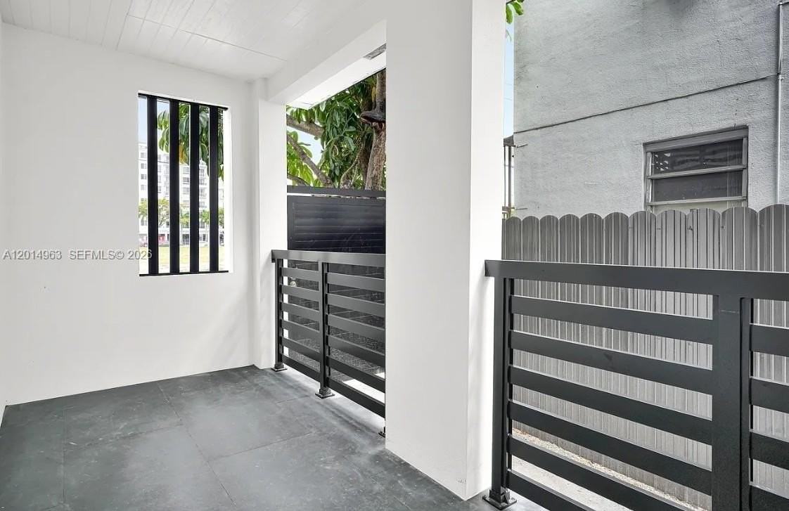 638 Sw 21st Ave #1 - Photo 4 of 13