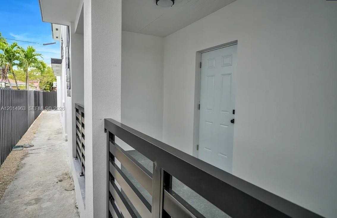 638 Sw 21st Ave #1 - Photo 5 of 13