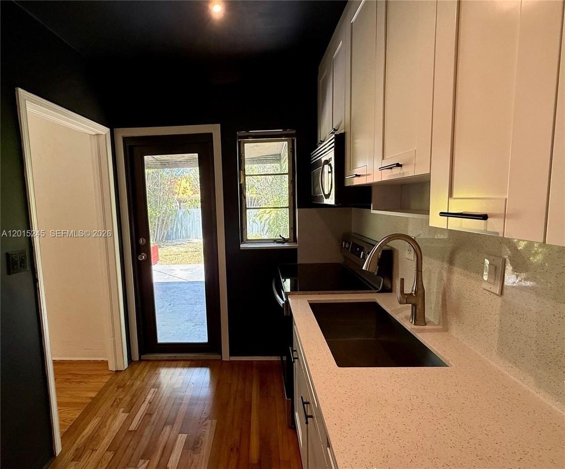 2321 Sw 31st Ave - Photo 6 of 21