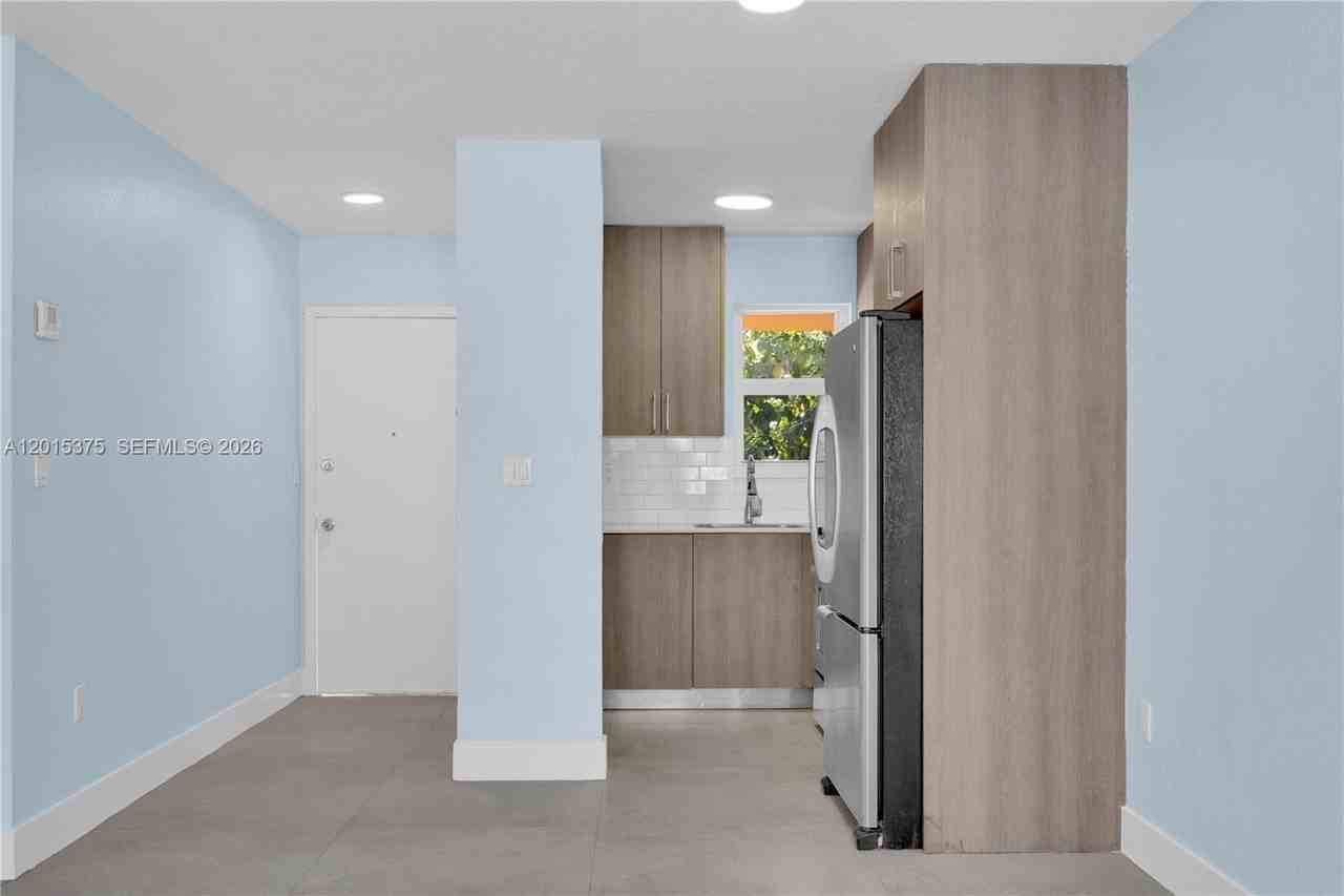 1250 Sw 4th St #6 - Photo 2 of 27