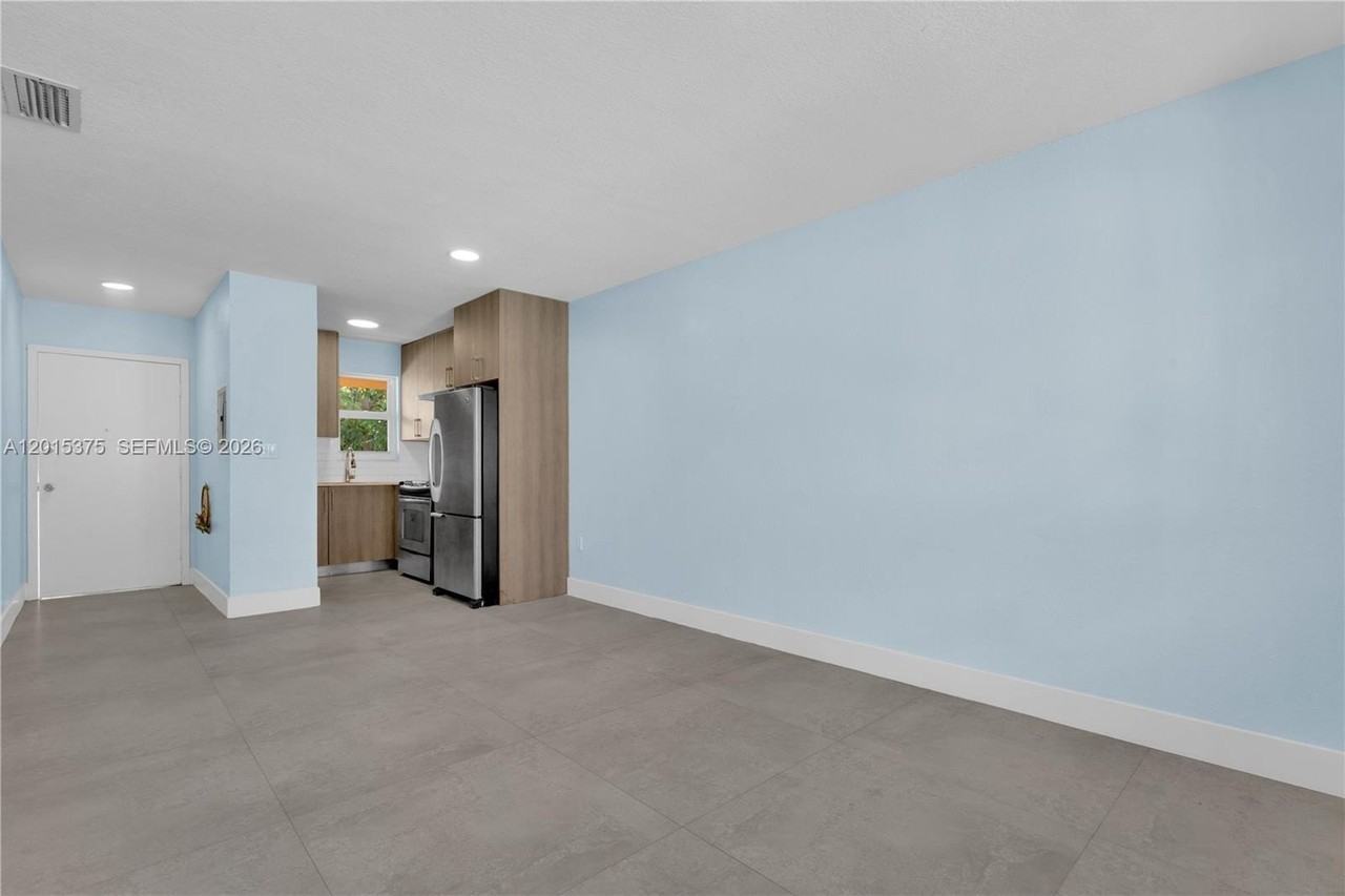 1250 Sw 4th St #6 - Photo 3 of 27