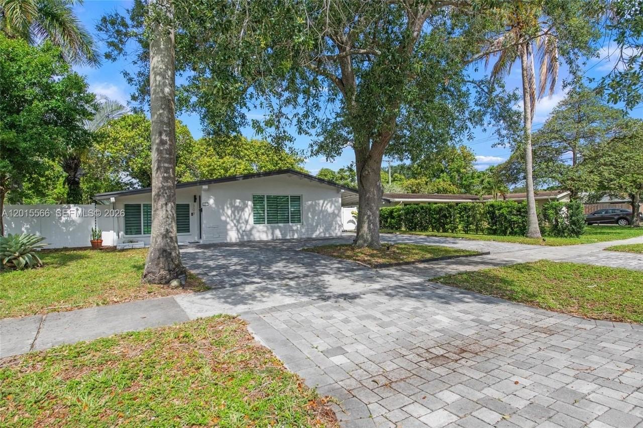 309 Nw 43rd Ave - Photo 4 of 34