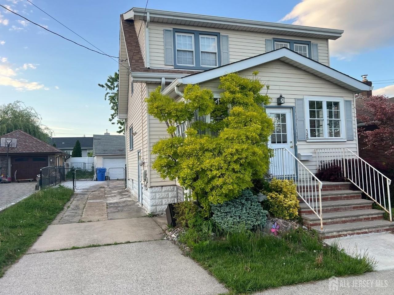 138 Luther Ave - Photo 5 of 10
