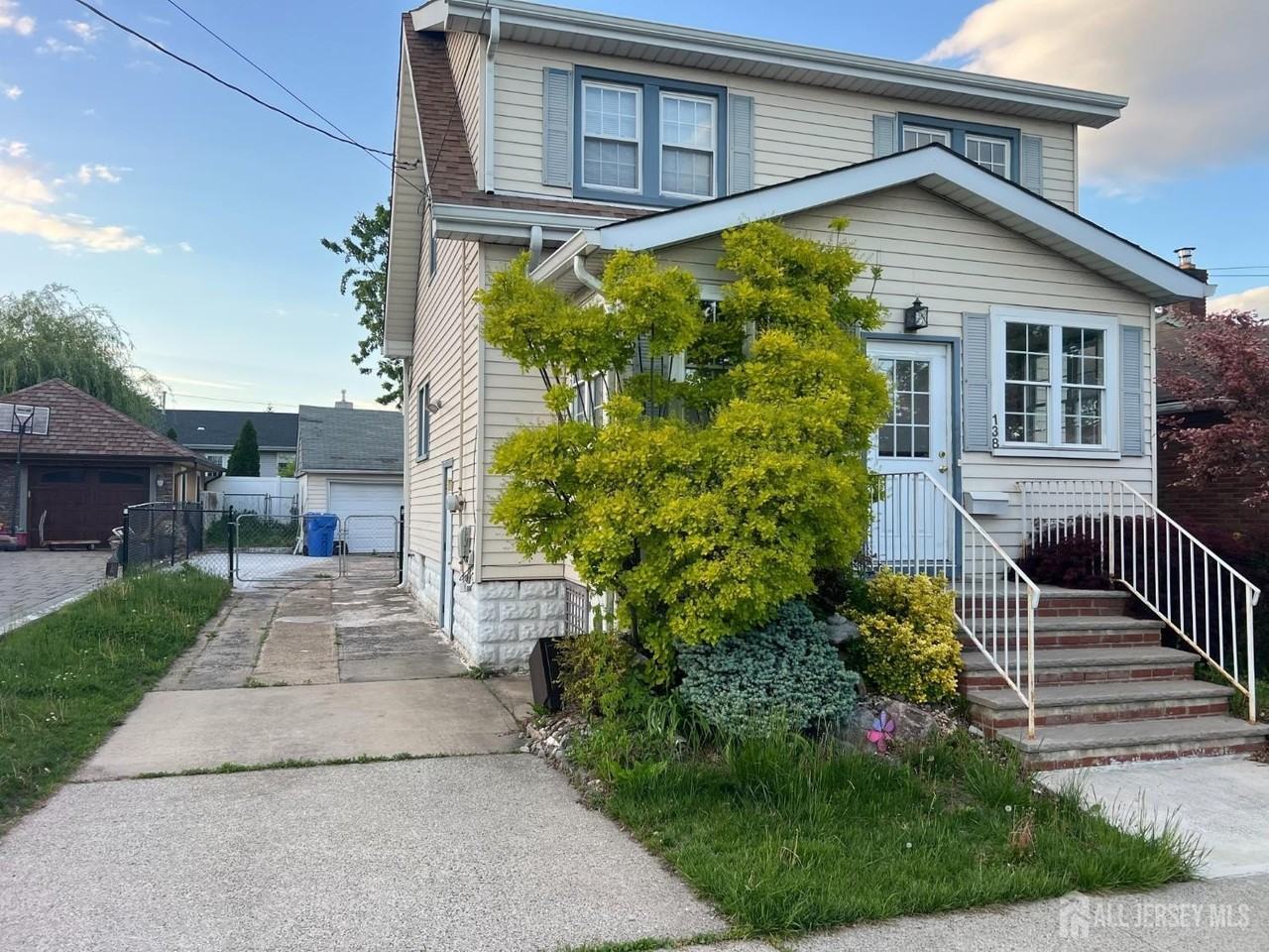 138 Luther Ave - Photo 6 of 10