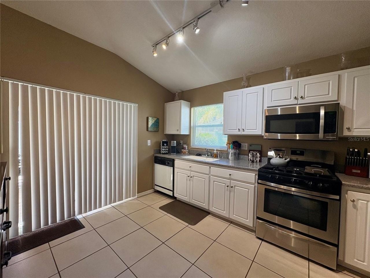 17744 Esprit Dr - Photo 5 of 26