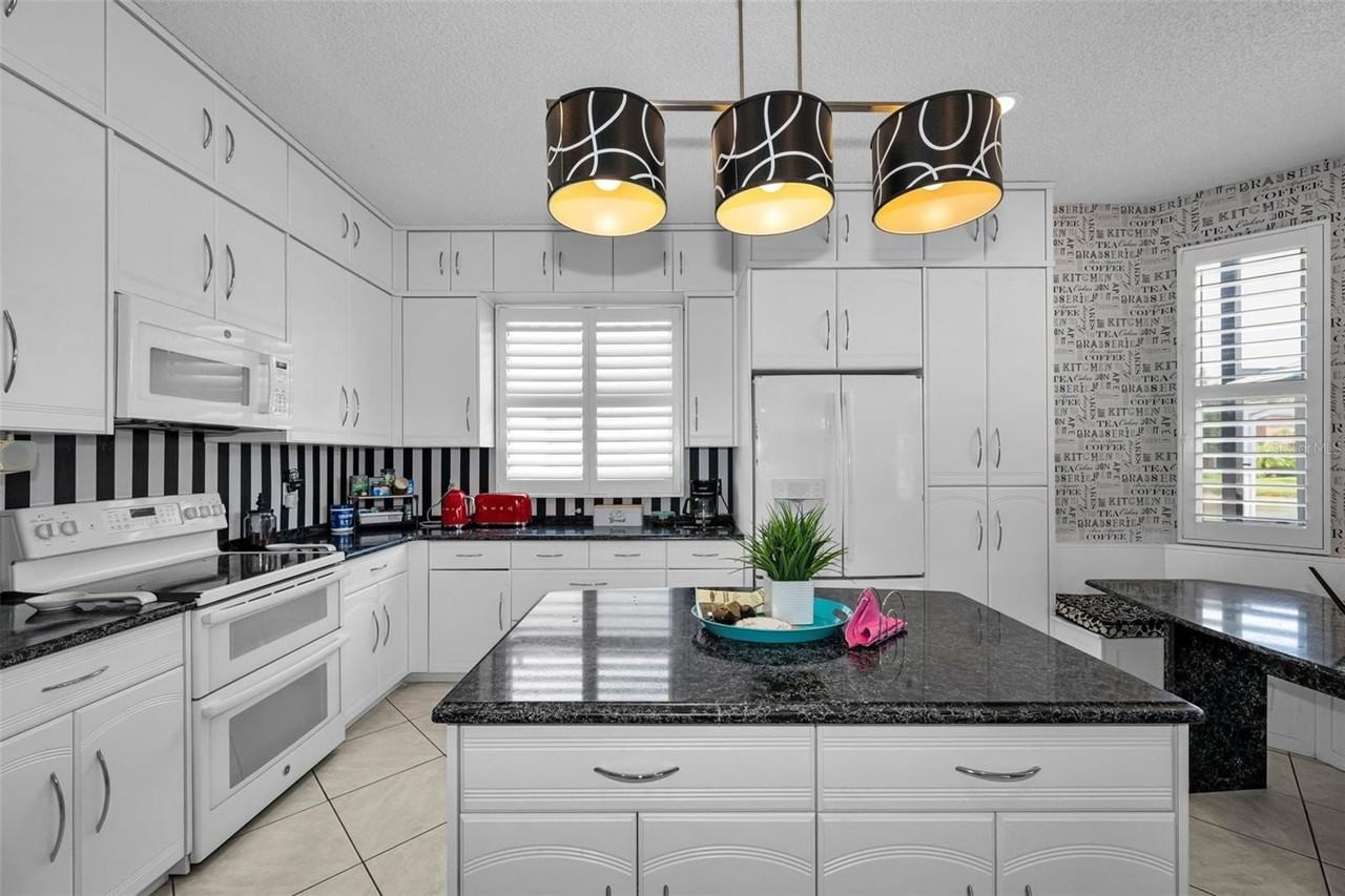 19313 Aqua Springs Dr - Photo 4 of 50