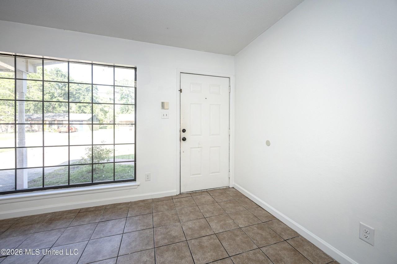 5612 Rose Dr - Photo 4 of 42