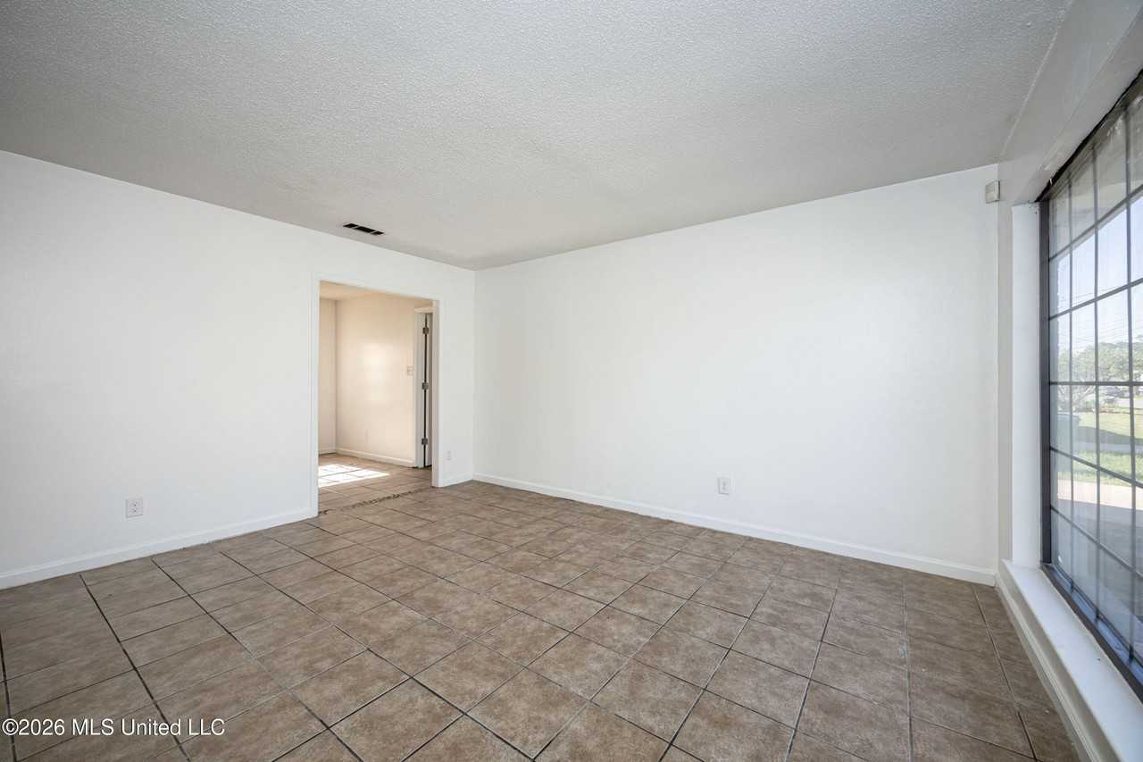 5612 Rose Dr - Photo 5 of 42