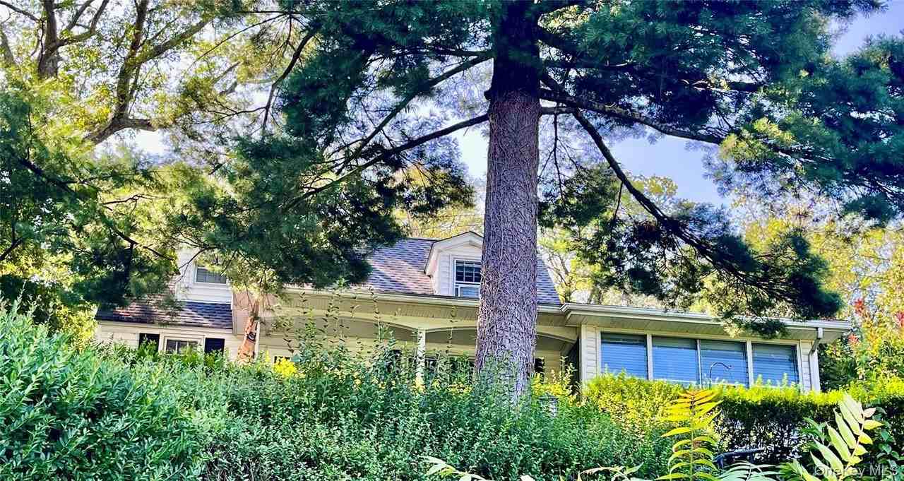 42 Roe Ave - Photo 3 of 17