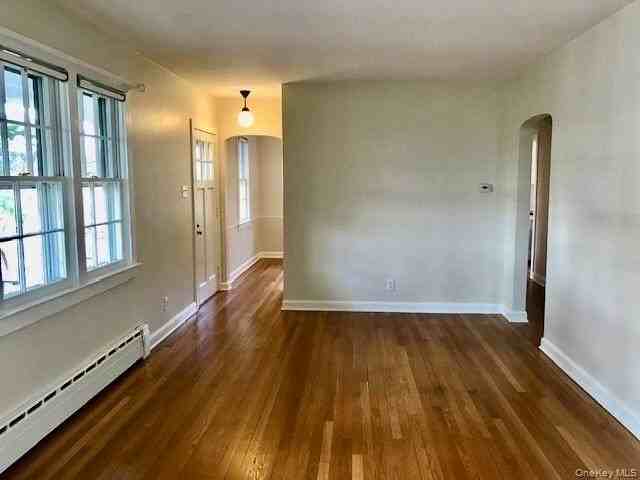 42 Roe Ave - Photo 5 of 17