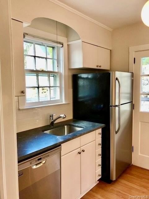 42 Roe Ave - Photo 6 of 17