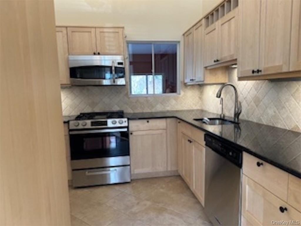 423 Springvale Rd - Photo 6 of 30