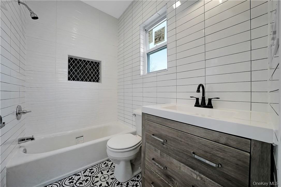 173 Washington St #1 - Photo 3 of 13